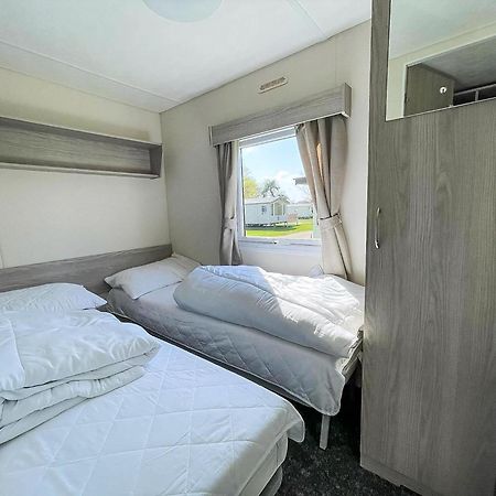Gorgeous Caravan With Decking In Breydon Water Holiday Park, Ref 10081B Belton with Browston Bagian luar foto