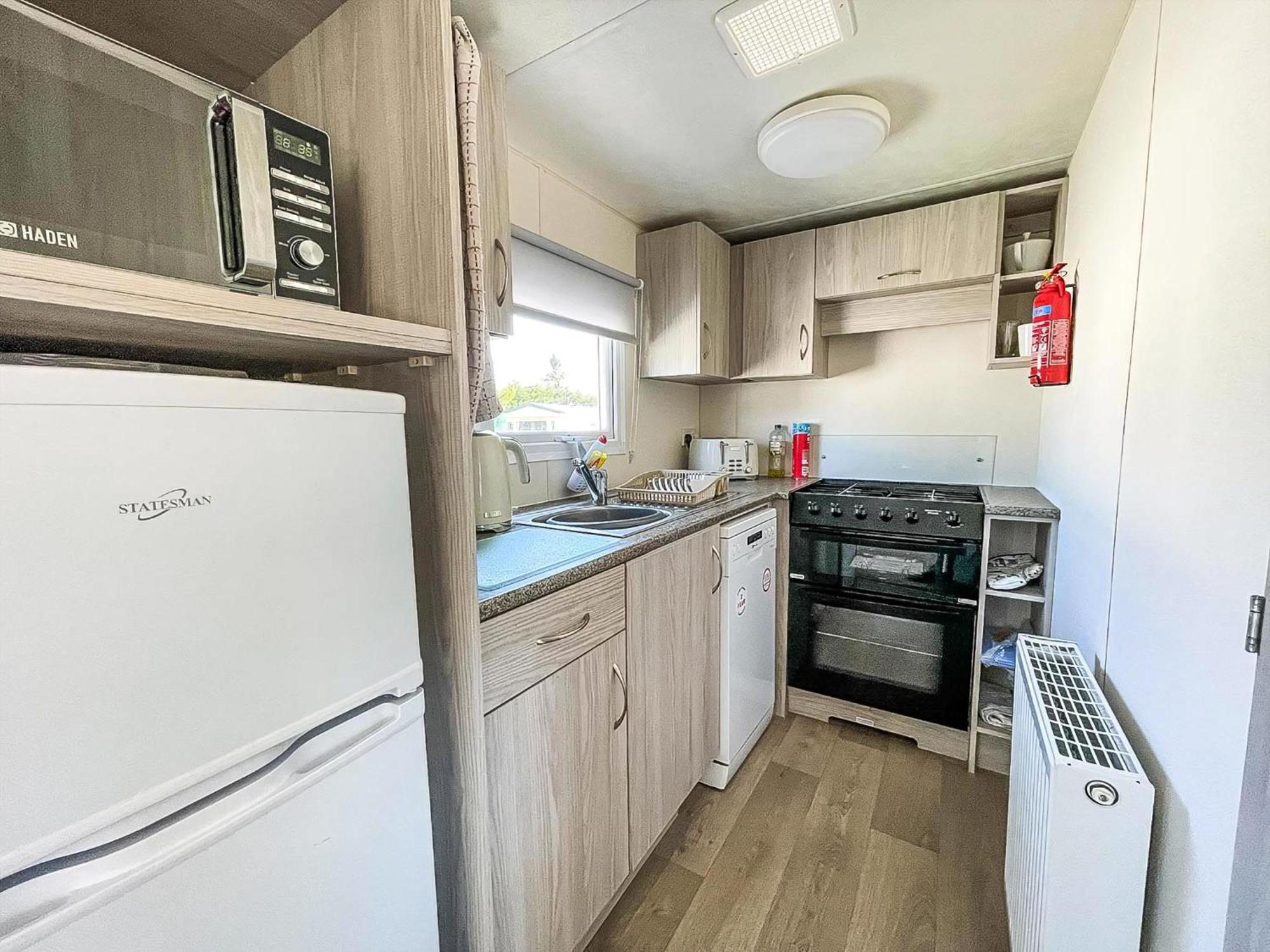 Gorgeous Caravan With Decking In Breydon Water Holiday Park, Ref 10081B Belton with Browston Bagian luar foto