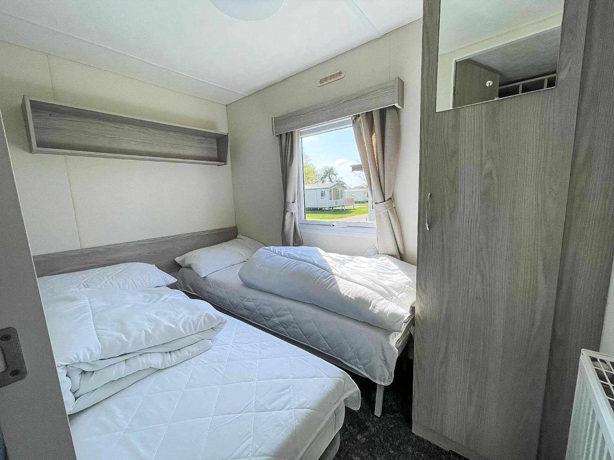 Gorgeous Caravan With Decking In Breydon Water Holiday Park, Ref 10081B Belton with Browston Bagian luar foto